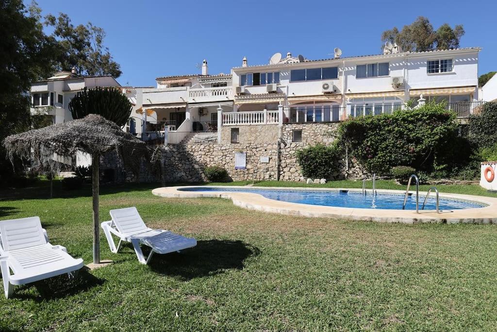 Quaint 2 Bedroom Townhouse With Pool Close To Sea! Benalmádena Eksteriør bilde