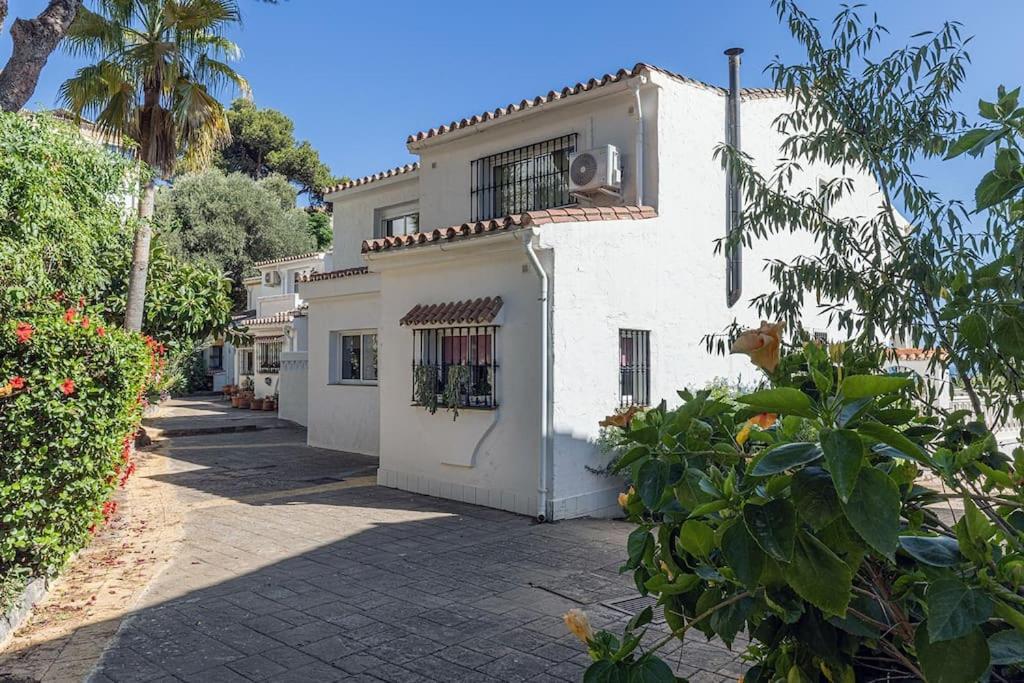Quaint 2 Bedroom Townhouse With Pool Close To Sea! Benalmádena Eksteriør bilde